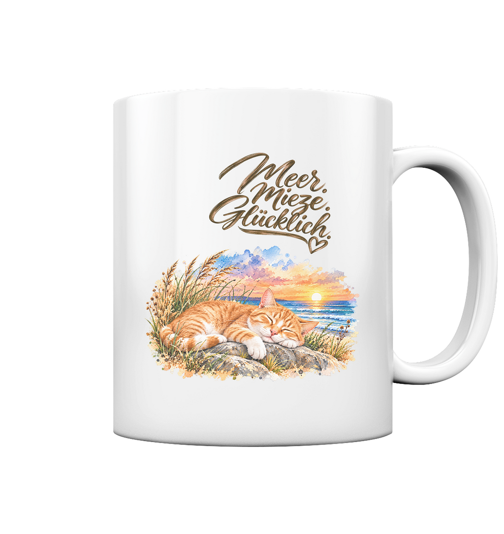 Weiße glänzende Tasse mit Henkel und dem Motiv „Meer. Mieze. Glücklich.“ mit ruhender orangefarbener Katze am Meer – Original-Mockup.
