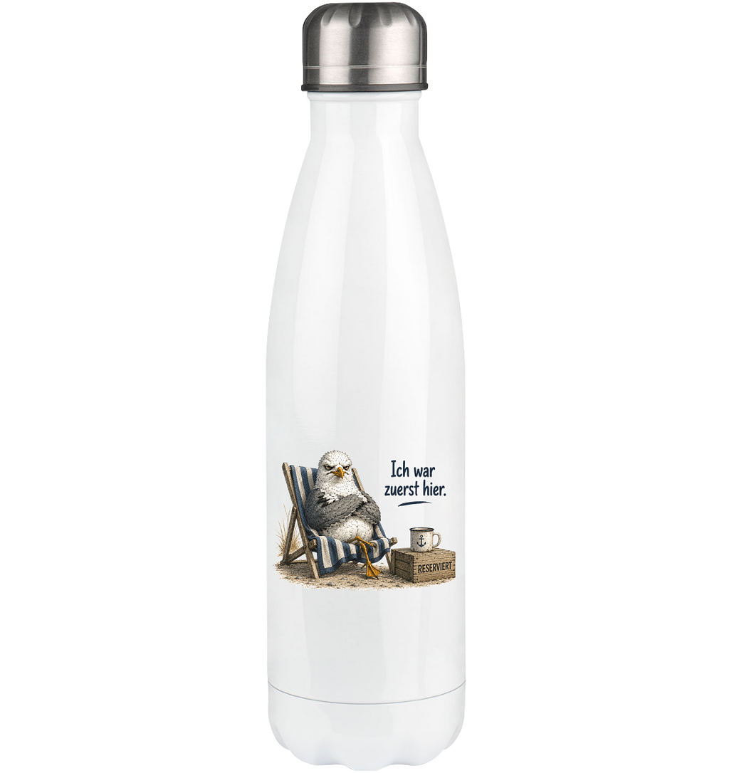 Original-Mockup: weiße Edelstahl-Thermoflasche mit silberfarbenem Deckel, vorn Möwe im Strandstuhl und Spruch Ich war zuerst hier.