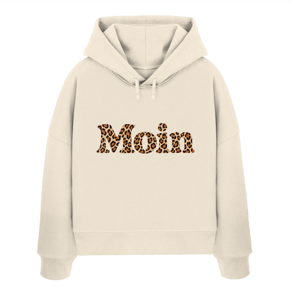 Original-Shirtigo-Mockup: Damen Bio Boxcut Hoodie in Natural Raw mit „Moin“ im Karamell-Leoprint als Frontprint