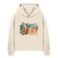 Timmendorfer Strand – Surf Vibes – Damen Bio-Boxcut-Hoodie mit Frontprint in Natural Raw – Katalog-Vorderansicht mit Surfboard, Hibiskus und Good-Vibes-Only-Frontprint.