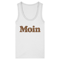 Original-Shirtigo-Mockup: Damen Bio Fitted Tank Top in White mit „Moin“ im Karamell-Leoprint vorn