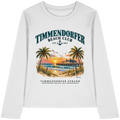 Originalmockup: Timmendorfer Beach Club Damen Bio-Longsleeve in White, Vorderansicht mit maritimem Frontprint, Palmen, Seebrücke und Meer.