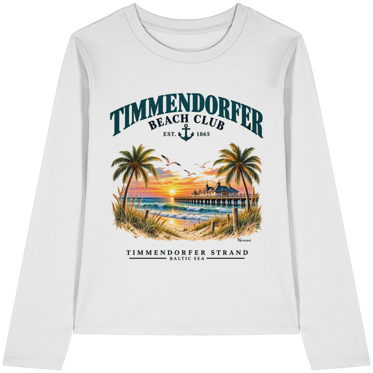 Originalmockup: Timmendorfer Beach Club Damen Bio-Longsleeve in White, Vorderansicht mit maritimem Frontprint, Palmen, Seebrücke und Meer.