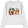 Timmendorfer Strand – Surf Vibes – Damen Bio-Langarmshirt mit Frontprint in White – Katalog-Vorderansicht mit Surfboard, Hibiskus und Good-Vibes-Only-Frontprint.