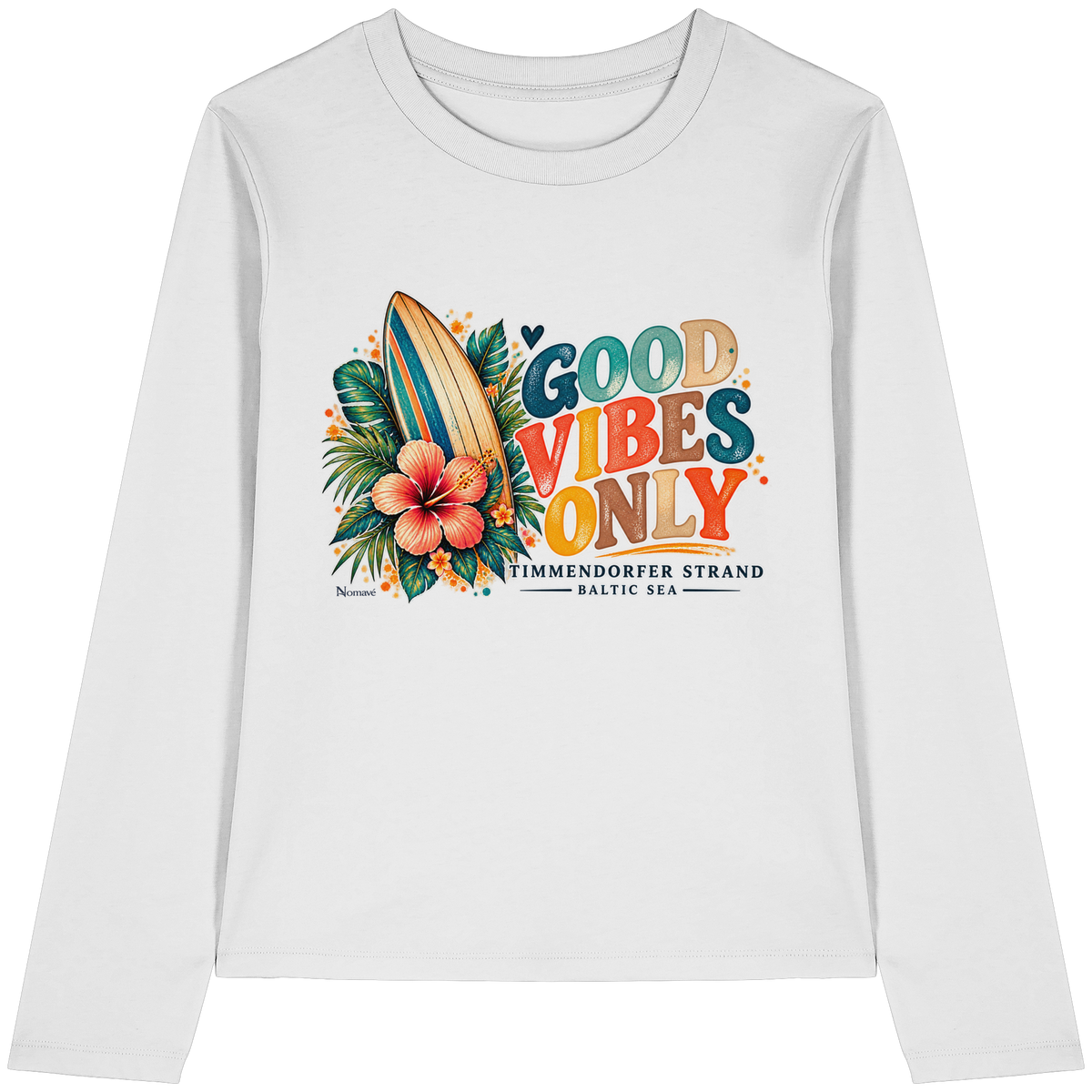 Timmendorfer Strand – Surf Vibes – Damen Bio-Langarmshirt mit Frontprint in White – Katalog-Vorderansicht mit Surfboard, Hibiskus und Good-Vibes-Only-Frontprint.