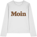 Original-Shirtigo-Mockup: weißes Damen Bio Longsleeve mit „Moin“ in karamellfarbenem Leopardenmuster als Frontprint