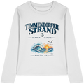 Original-Mockup 1: Damen Bio-Longsleeve in White mit Timmendorfer Strand – Baltic Sea Frontprint.