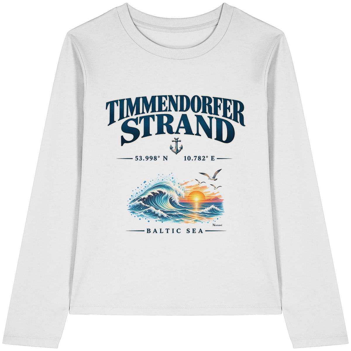 Original-Mockup 1: Damen Bio-Longsleeve in White mit Timmendorfer Strand – Baltic Sea Frontprint.
