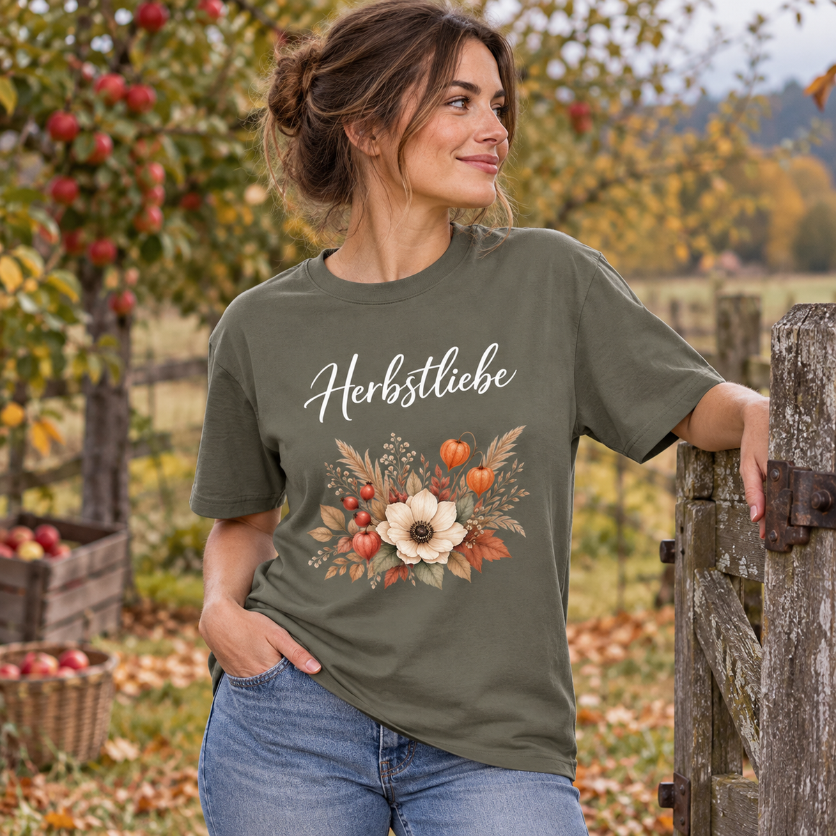 Frau im Golden Harvest Dark Bio-Heavy T-Shirt an einem herbstlichen Obstgarten