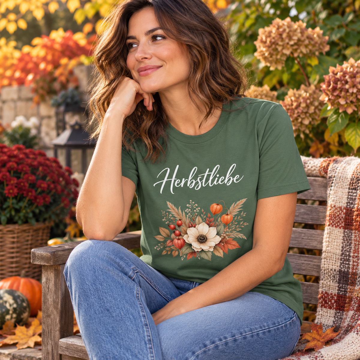 Frau im Golden Harvest Dark Essential T-Shirt in einem herbstlichen Garten