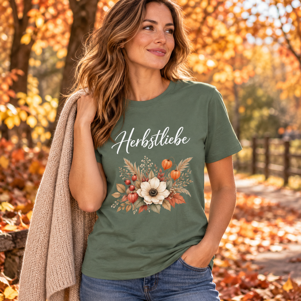 Frau im Golden Harvest Dark Essential T-Shirt in einem herbstlichen Park