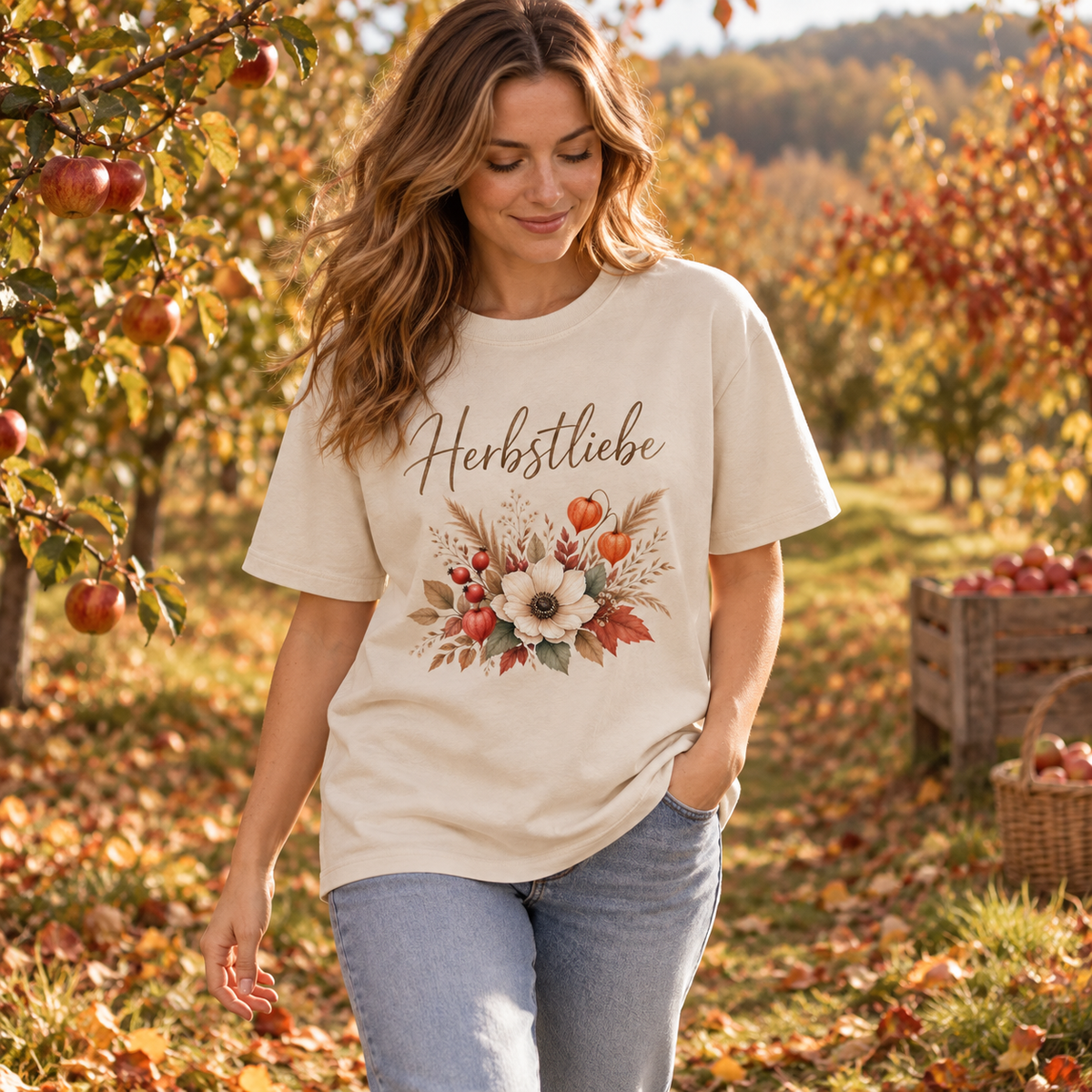 Frau im Golden Harvest Light Bio-Heavy T-Shirt in einem herbstlichen Obstgarten