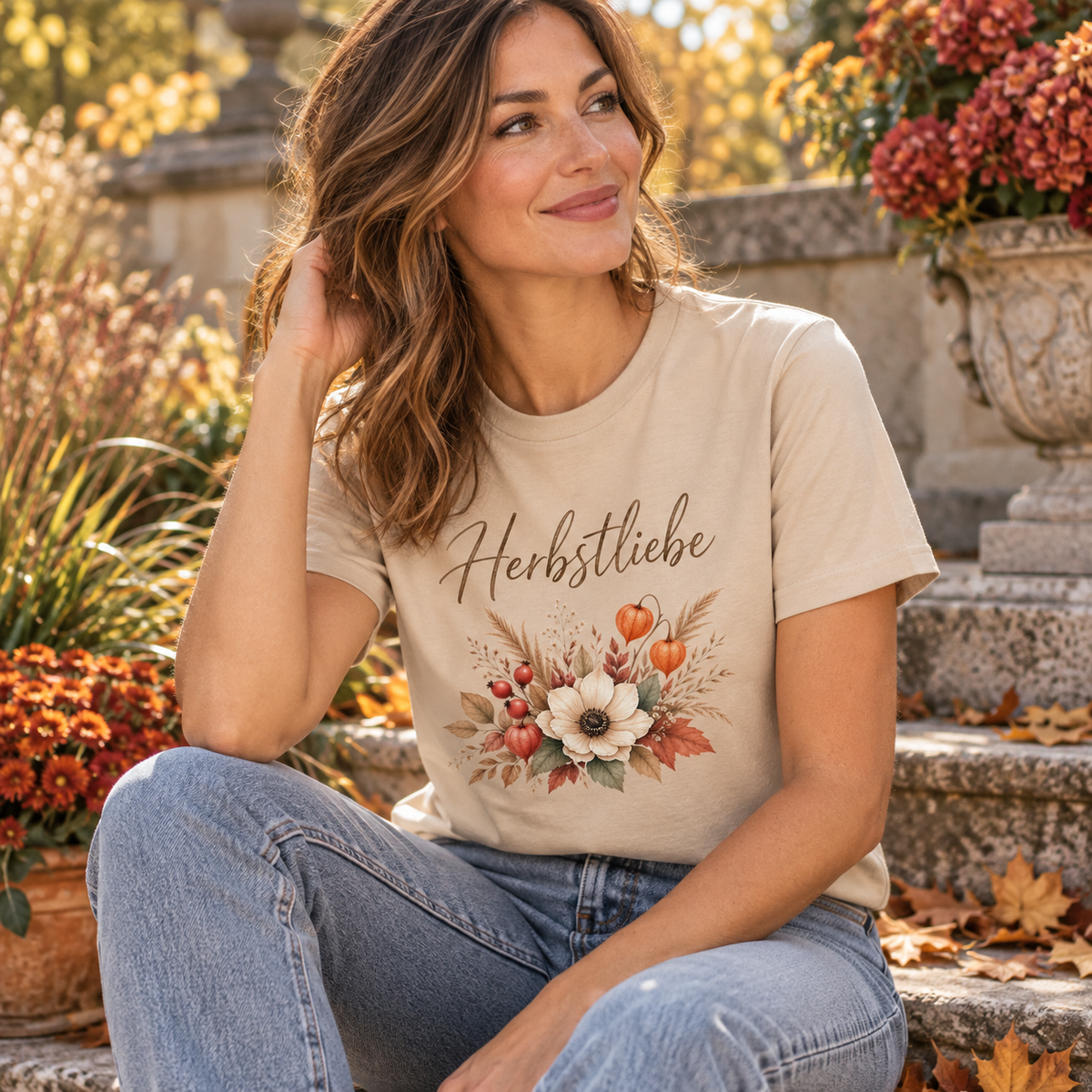 Frau im Golden Harvest Light Essential T-Shirt auf Stufen in einem herbstlichen Garten