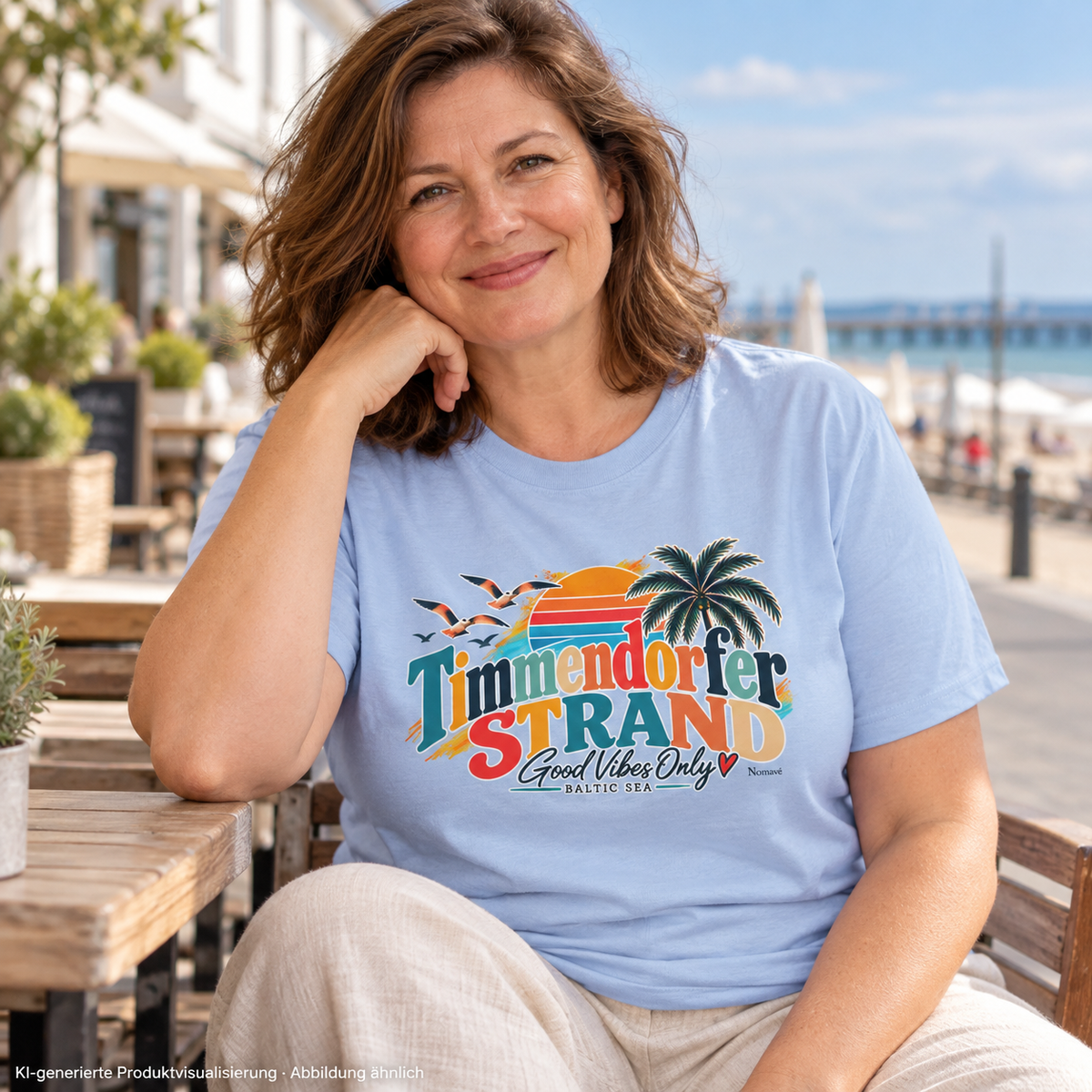 KI-generierte Produktvisualisierung: Frau im Blue-Soul Unisex-T-Shirt mit Good-Vibes-Only-Frontmotiv in einem Küstencafé.