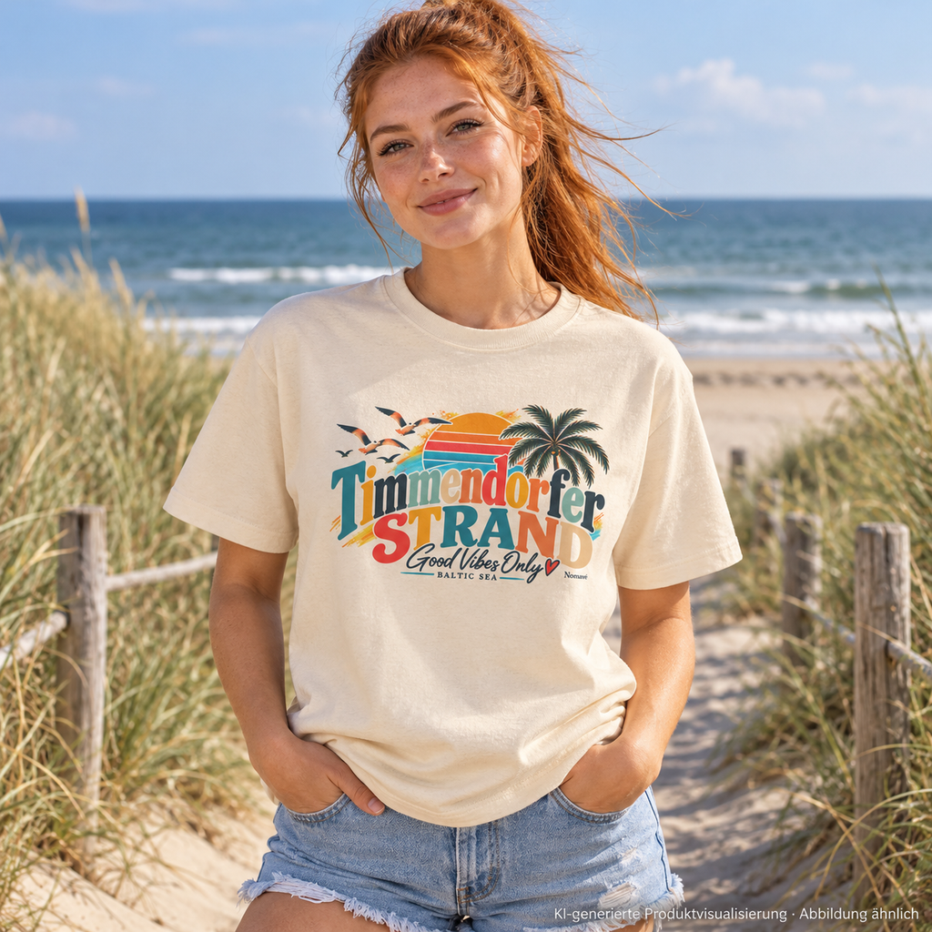 KI-generierte Produktvisualisierung: Frau im Natural-Raw Heavy-T-Shirt mit Timmendorfer-Strand-Good-Vibes-Only-Frontprint am Strandzugang.