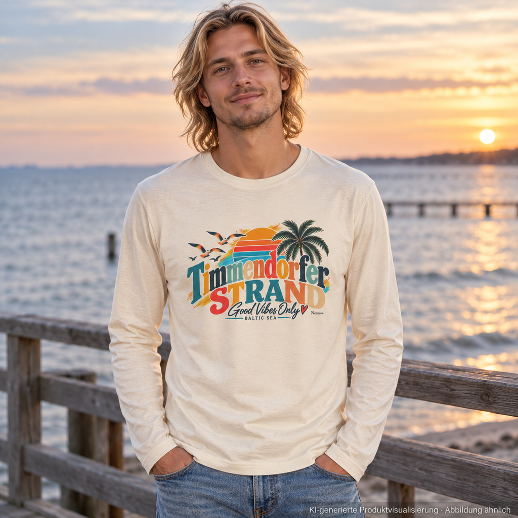 KI-generierte Produktvisualisierung: Mann im Natural-Raw Unisex-Langarmshirt mit Timmendorfer-Strand-Good-Vibes-Only-Frontprint an der Ostsee.