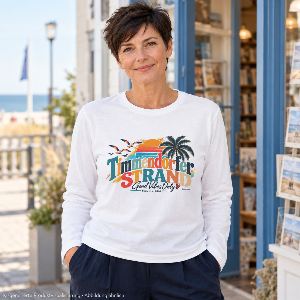 KI-generierte Produktvisualisierung: Frau im weißen Unisex-Langarmshirt mit Good-Vibes-Only-Frontmotiv vor einer Buchhandlung am Meer.