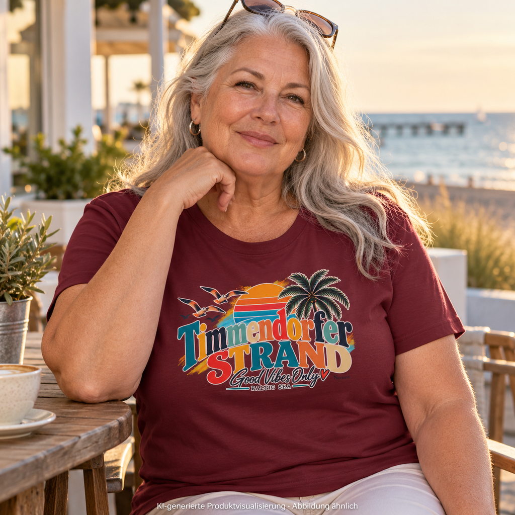 KI-generierte Produktvisualisierung: Frau im Burgundy Damen-T-Shirt mit Timmendorfer-Strand-Good-Vibes-Only-Frontprint auf einer Küstencafé-Terrasse.