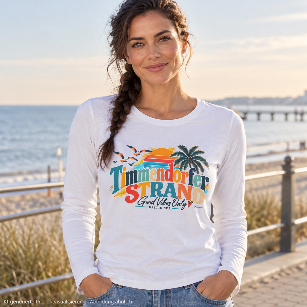 KI-generierte Produktvisualisierung: Frau im weißen Damen-Langarmshirt mit Timmendorfer-Strand-Good-Vibes-Only-Frontprint auf einer Ostsee-Promenade.