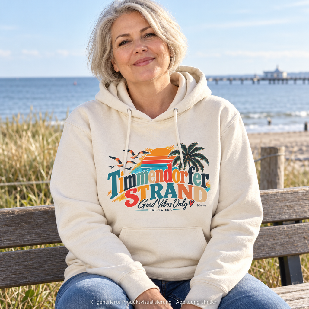 KI-generierte Produktvisualisierung: Frau im Natural-Raw Unisex-Hoodie mit Timmendorfer-Strand-Good-Vibes-Only-Frontprint auf einer Bank an der Küste.