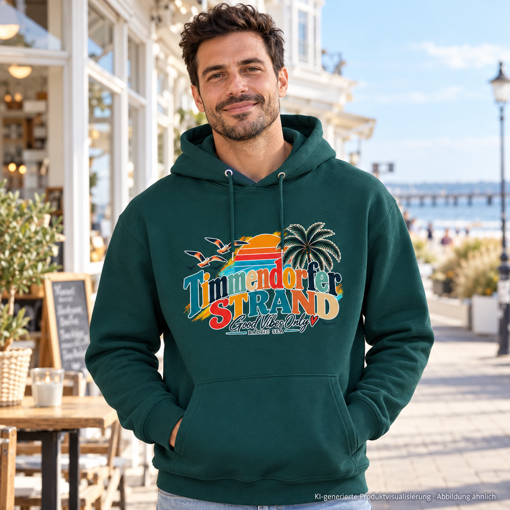 KI-generierte Produktvisualisierung: Mann im Glazed-Green Unisex-Hoodie mit Good-Vibes-Only-Frontprint vor einem Küstencafé.
