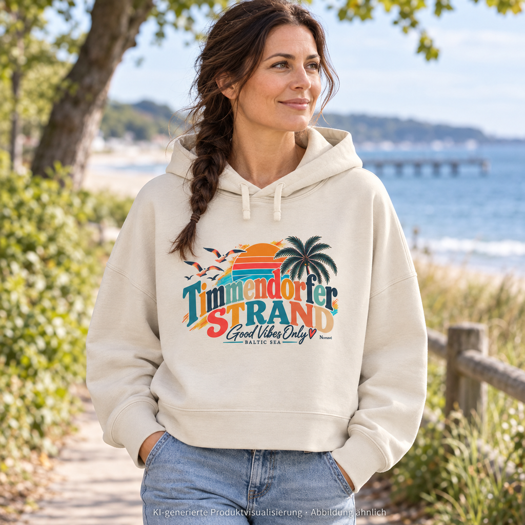 KI-generierte Produktvisualisierung: Frau im Natural-Raw Damen-Boxcut-Hoodie mit Timmendorfer-Strand-Good-Vibes-Only-Frontprint im Küstenpark.