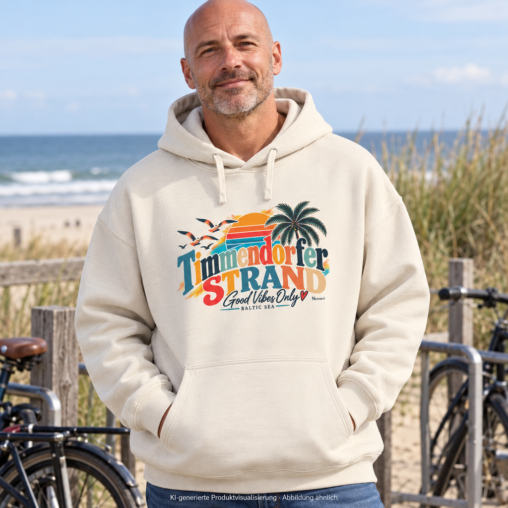 KI-generierte Produktvisualisierung: Mann im Natural-Raw Unisex-Oversize-Hoodie mit Timmendorfer-Strand-Good-Vibes-Only-Frontprint an einem Fahrradplatz nahe den Dünen.
