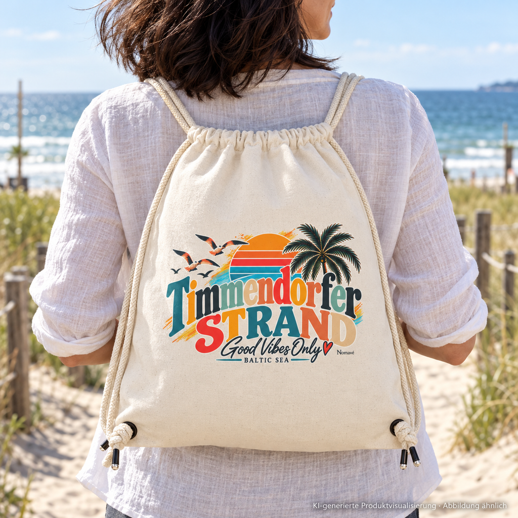 KI-generierte Produktvisualisierung: Natural Gym-Bag mit Timmendorfer-Strand-Good-Vibes-Only-Außenmotiv, auf dem Rücken einer Frau am Strandzugang.