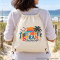 KI-generierte Produktvisualisierung: Natural Gym-Bag mit Timmendorfer-Strand-Good-Vibes-Only-Außenmotiv, auf dem Rücken einer Frau am Strandzugang.