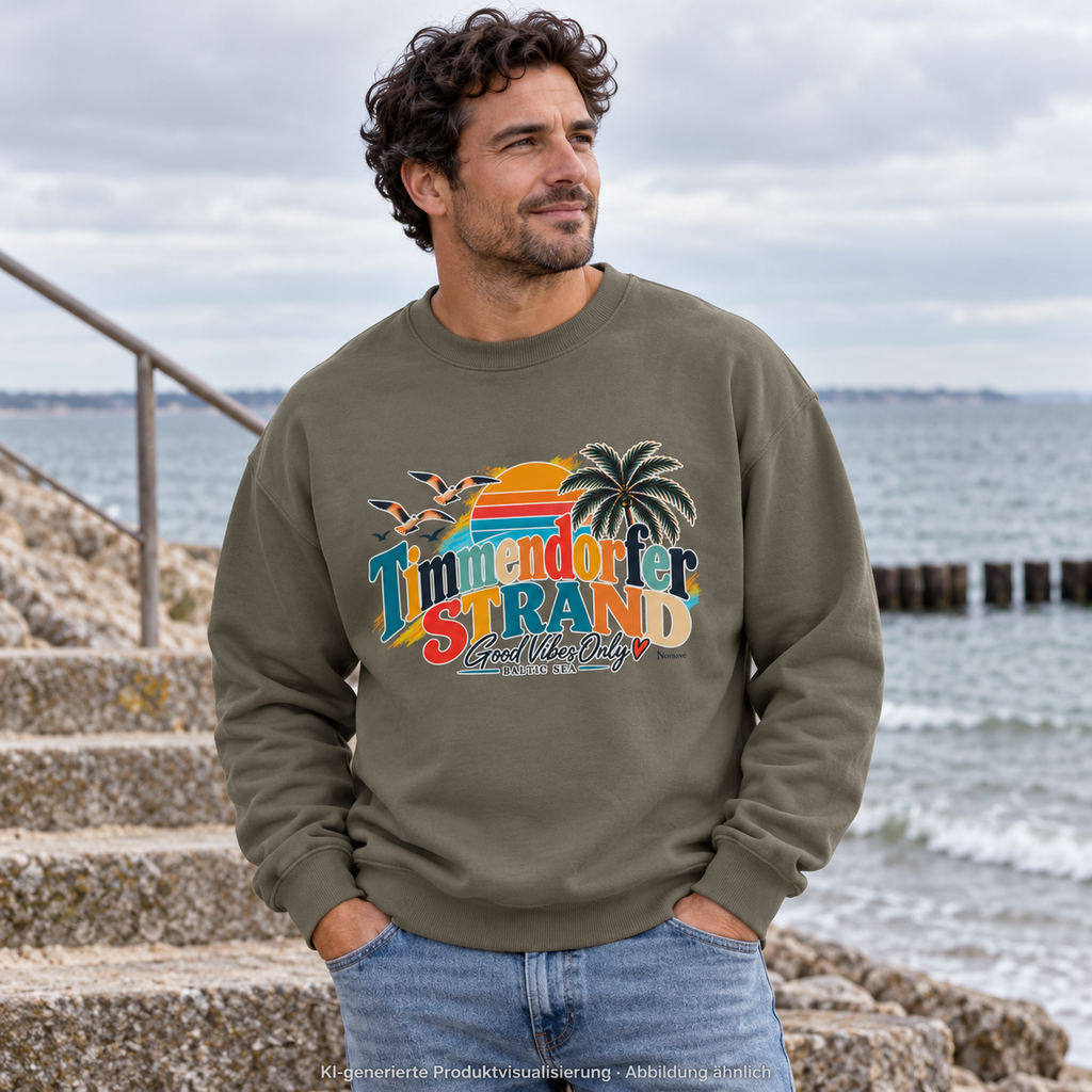 KI-generierte Produktvisualisierung: Mann im khakifarbenen Oversize-Sweatshirt mit Timmendorfer-Strand-Good-Vibes-Only-Frontprint auf Treppen am Meer.