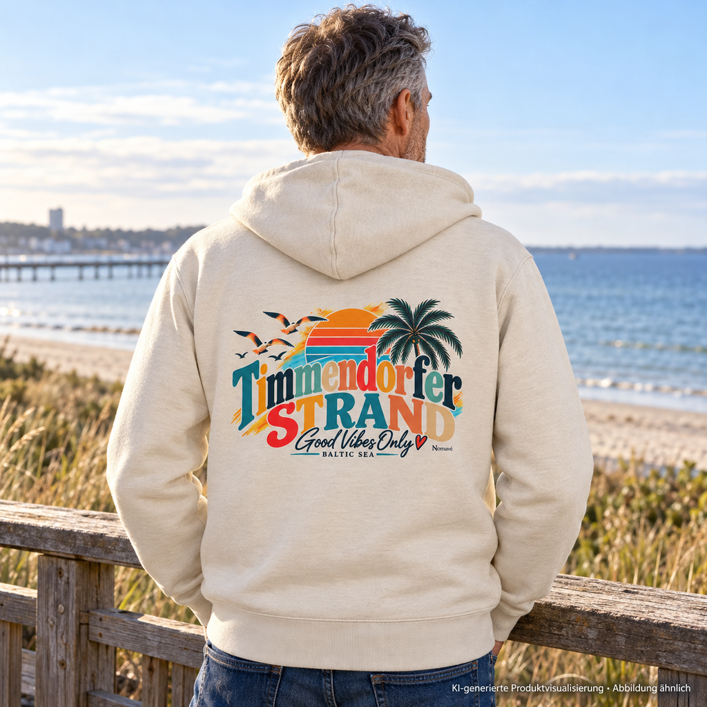 KI-generierte Produktvisualisierung: Mann in Natural-Raw-Zipper-Kapuzenjacke mit Timmendorfer-Strand-Good-Vibes-Only-Rückenprint am Küstenaussichtspunkt.