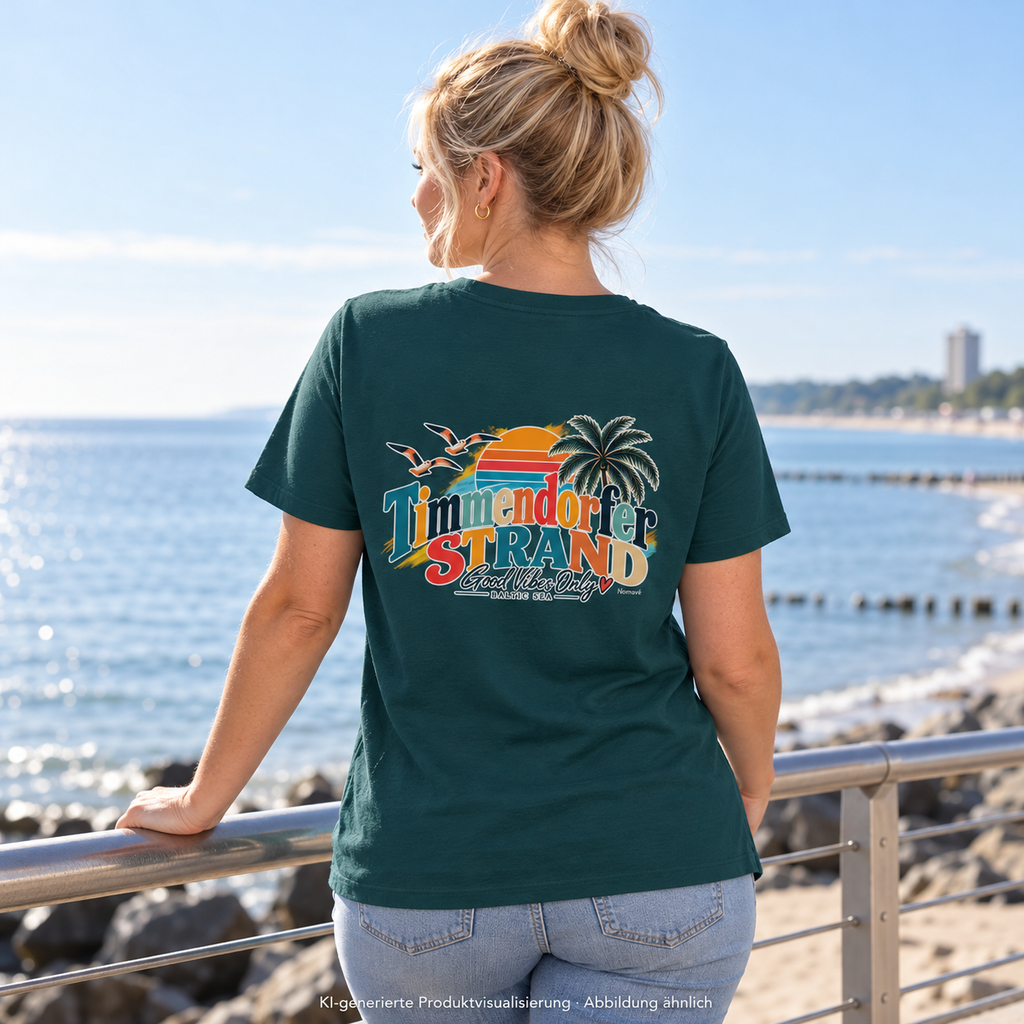 KI-generierte Produktvisualisierung: Unisex-Bio-T-Shirt in Glazed Green mit Timmendorfer-Strand-Good-Vibes-Only-Rückenprint, getragen von einer Frau an der Promenade.