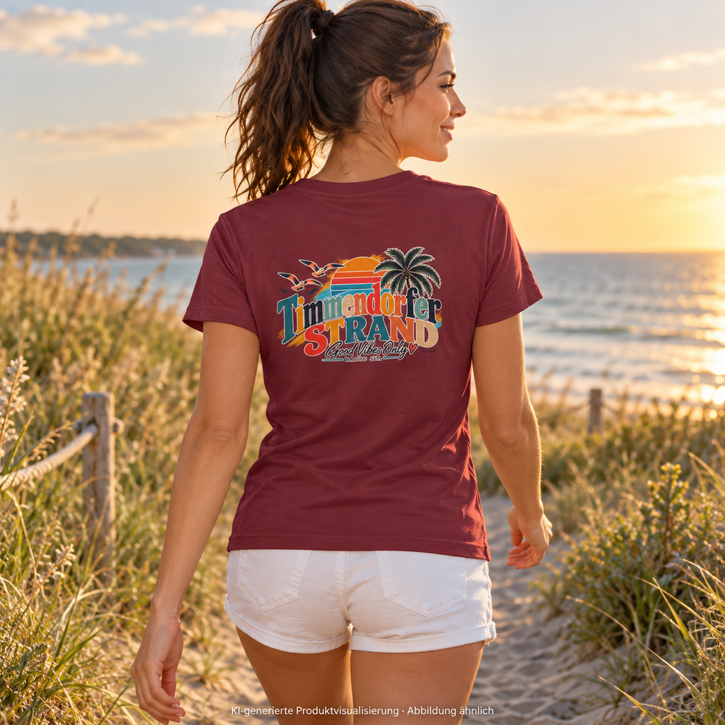KI-generierte Produktvisualisierung: Damen-Bio-T-Shirt in Burgundy mit Timmendorfer-Strand-Good-Vibes-Only-Rückenprint, getragen von einer Frau auf einem Strandweg.