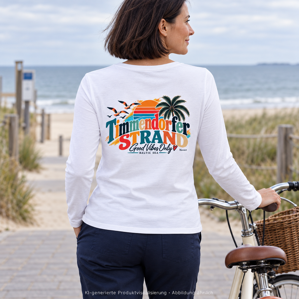 KI-generierte Produktvisualisierung: Weißes Damen-Bio-Langarmshirt mit Good-Vibes-Only-Rückenprint, getragen von einer Frau bei einer Fahrradpause an der Küste.