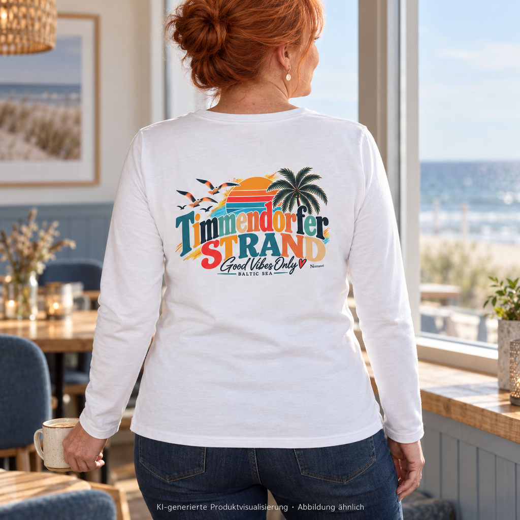 KI-generierte Produktvisualisierung: Weißes Damen-Bio-Langarmshirt mit Timmendorfer-Strand-Good-Vibes-Only-Rückenprint, getragen von einer Frau im Küstencafé.