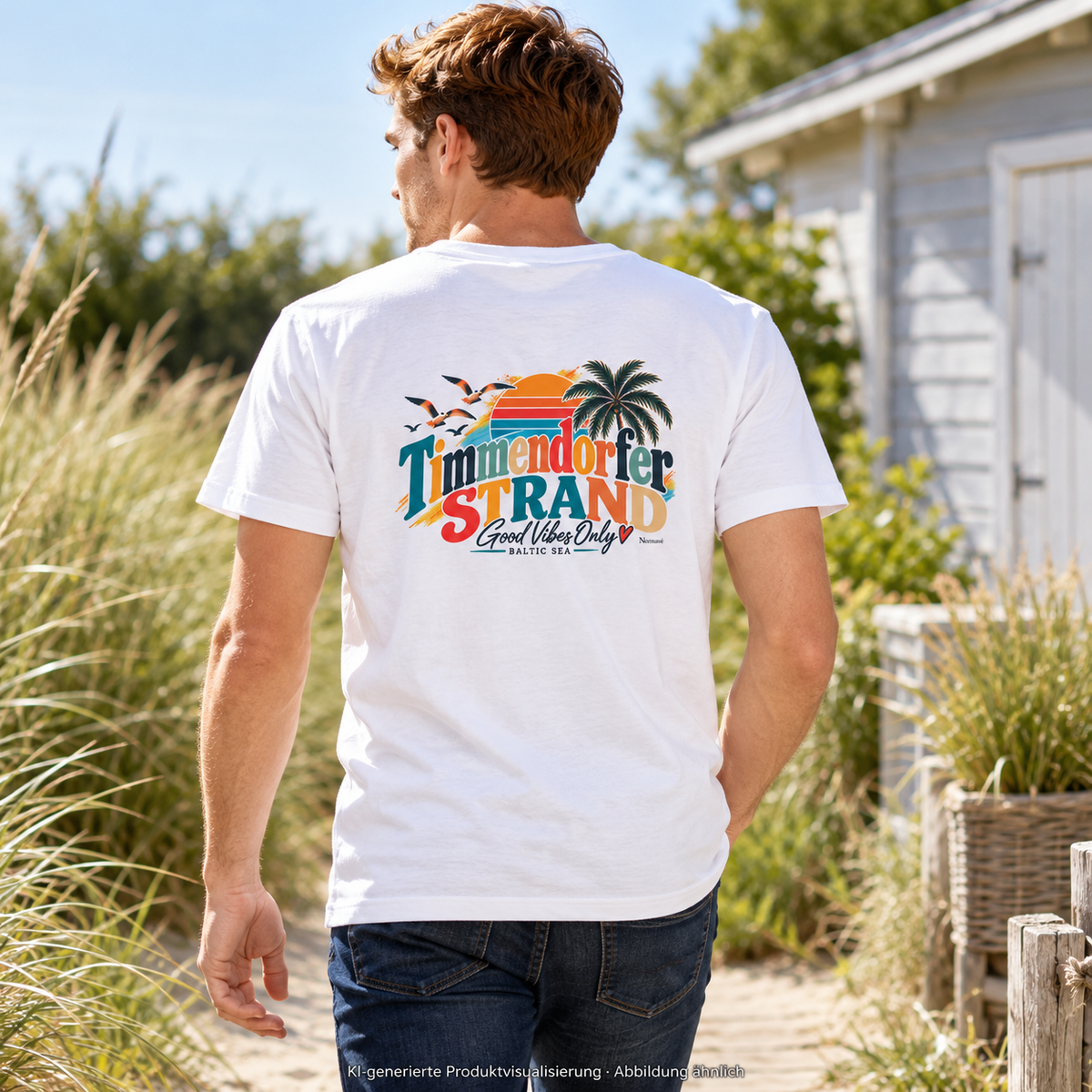 KI-generierte Produktvisualisierung: Weißes Herren-Bio-V-Neck-Shirt mit Timmendorfer-Strand-Good-Vibes-Only-Rückenprint, getragen von einem Mann im Ferienhausgarten.