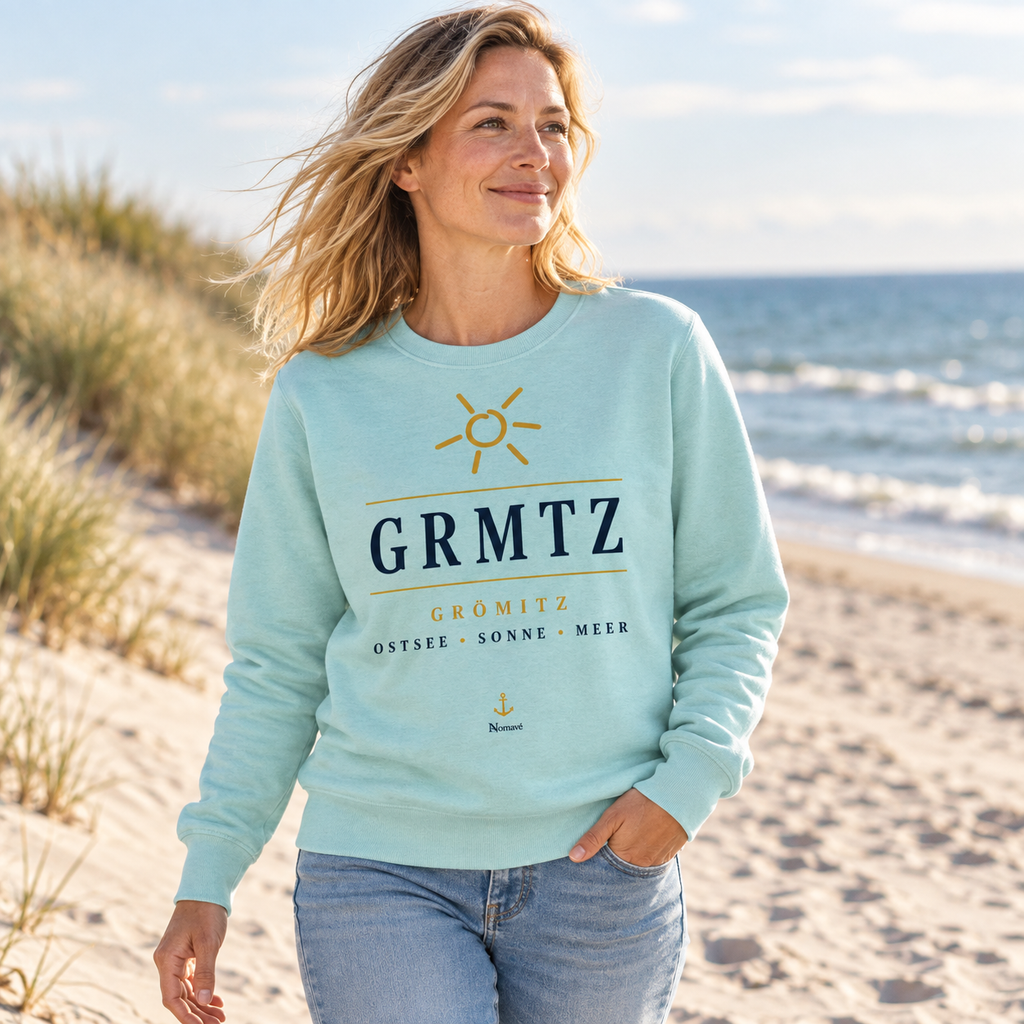 Frau trägt das GRMTZ Grömitz Bio Sweatshirt in Caribbean Blue am Ostseestrand