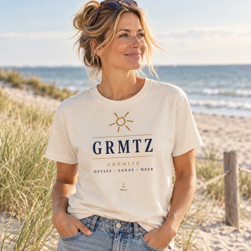 Frau trägt ein GRMTZ Grömitz Damen Bio T-Shirt in Natural Raw am Ostseestrand