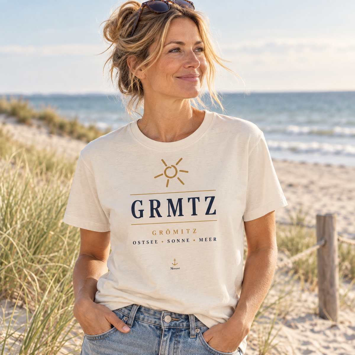Frau trägt ein GRMTZ Grömitz Damen Bio T-Shirt in Natural Raw am Ostseestrand