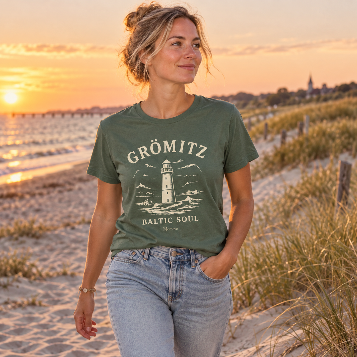 Frau im Grömitz Baltic Soul Dark Essential T-Shirt an den Ostseedünen