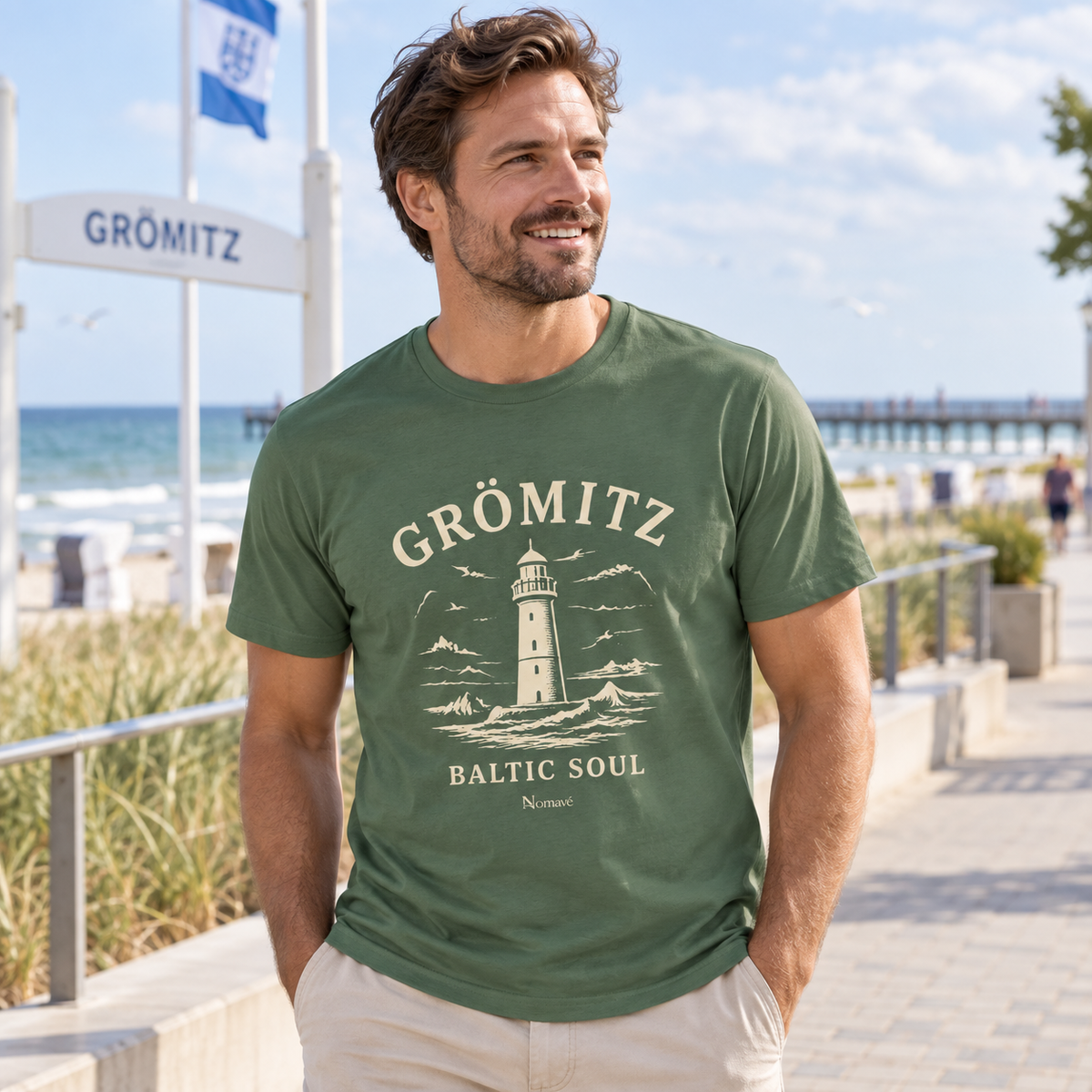 Mann im Grömitz Baltic Soul Dark Essential T-Shirt auf der Ostseepromenade