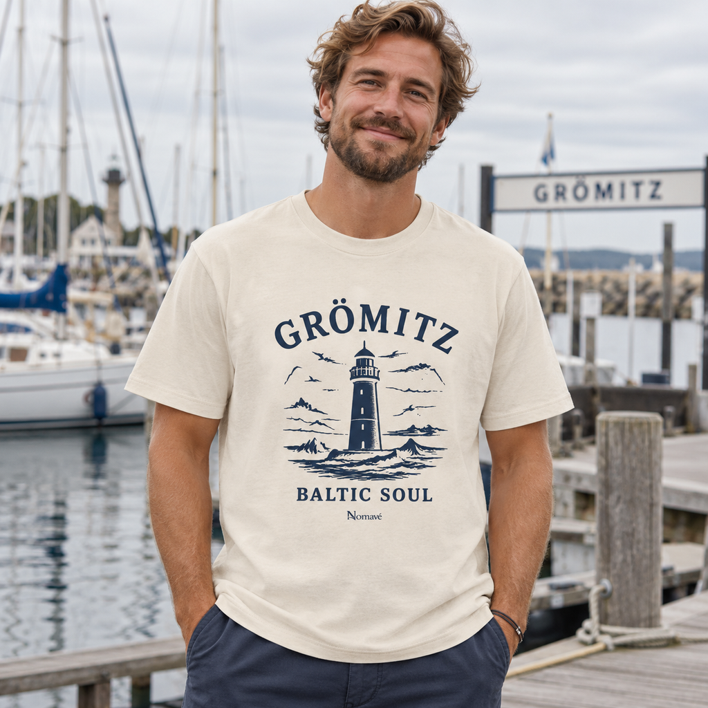 Mann im Grömitz Baltic Soul Light Bio-Heavy T-Shirt in der Marina