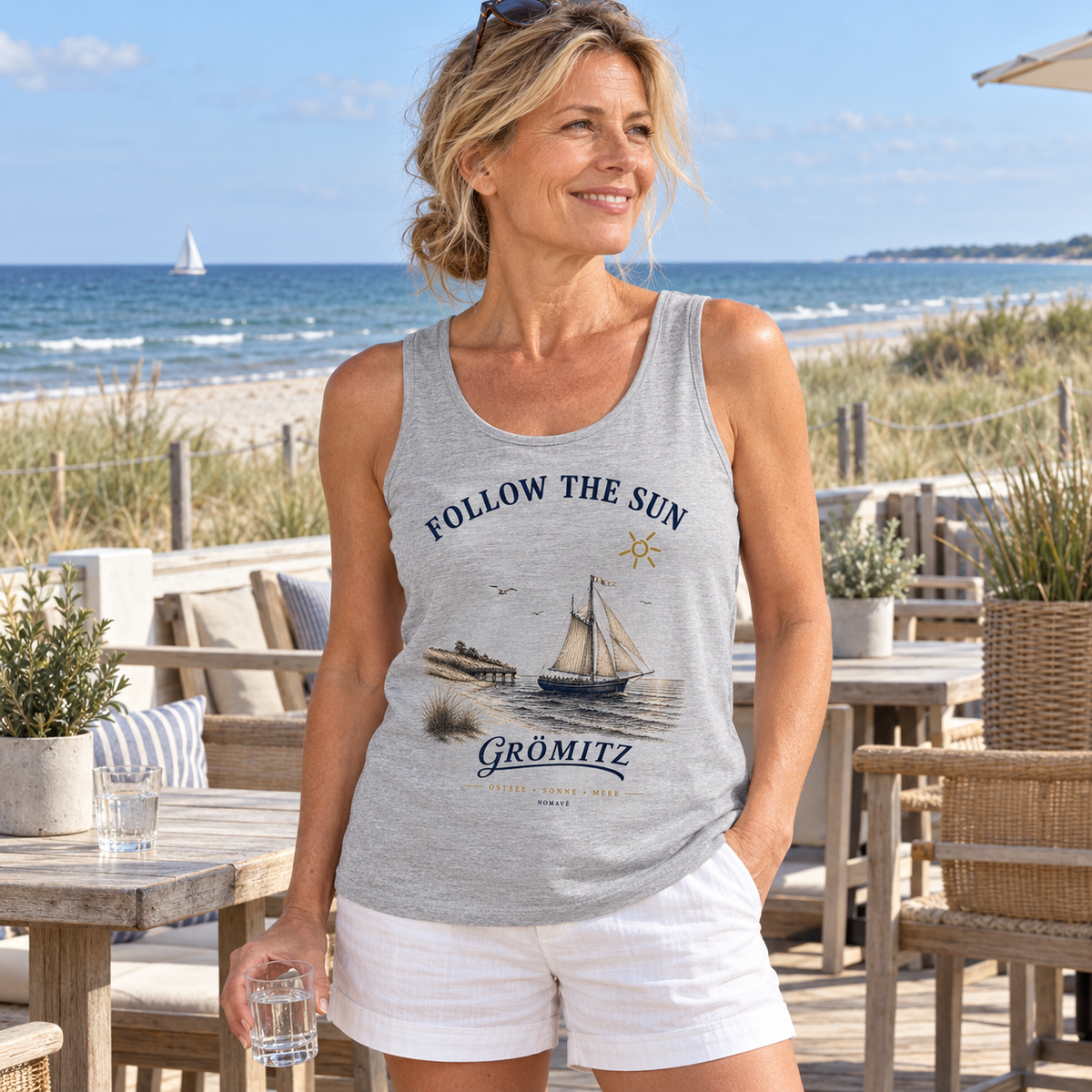 Frau trägt das Grömitz Follow the Sun Bio-Tank-Top in Heather Grey an der Ostsee