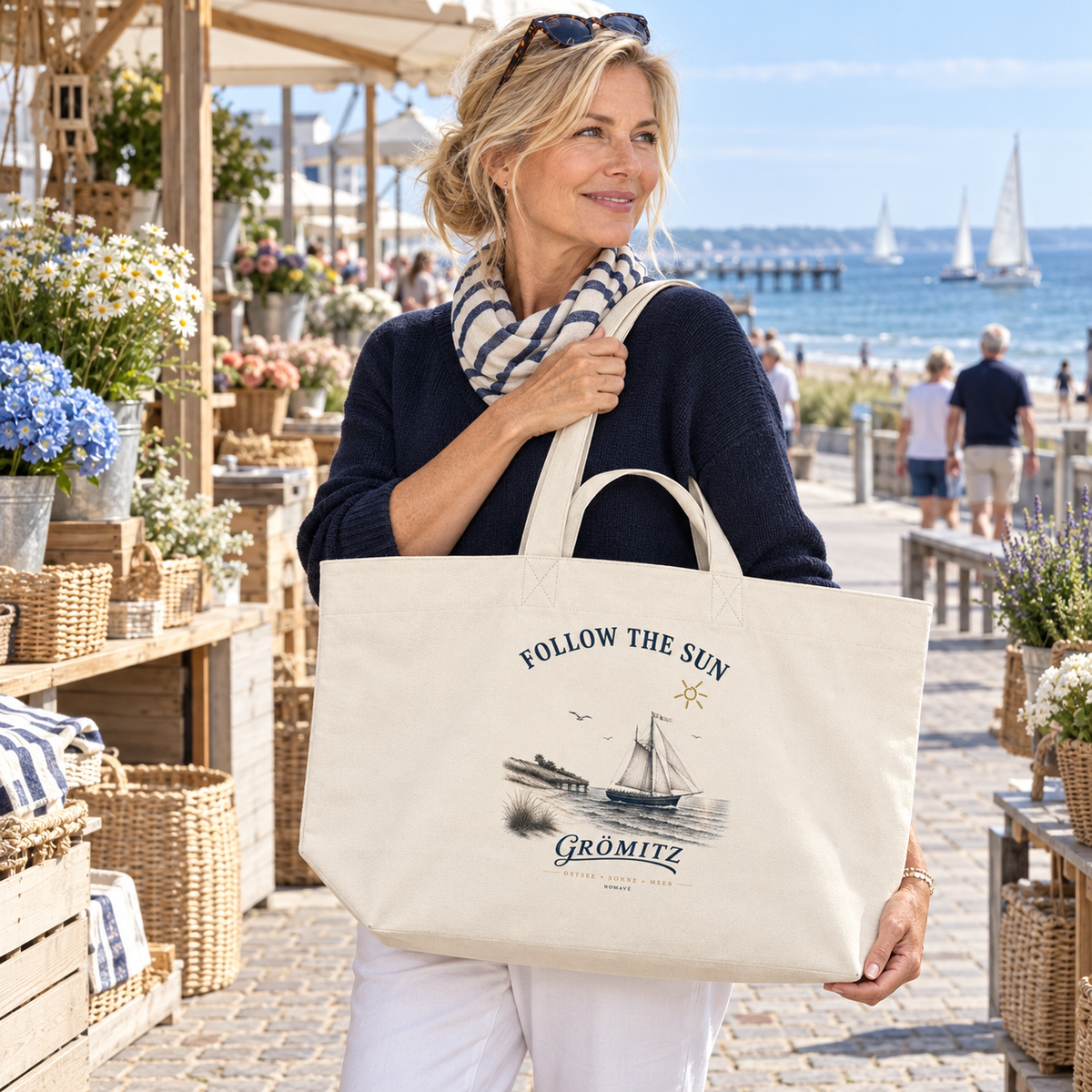 Frau trägt die Grömitz Follow the Sun Organic Shopping Bag in Natural Raw an der Ostsee