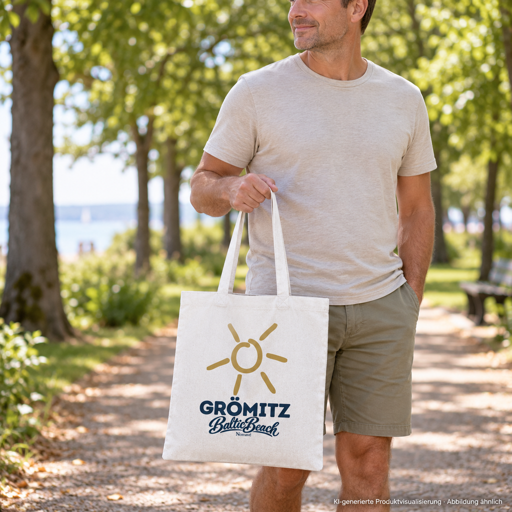 Grömitz Sonne Baumwolltasche in Weiß mit Baltic-Beach-Frontdruck – Mann trägt Tasche am Parkweg, KI-Produktvisualisierung