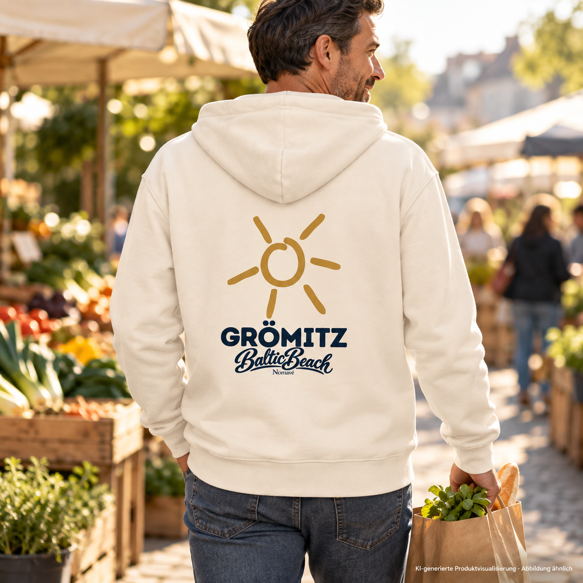 Grömitz Sonne Bio Hoodie in Natural Raw mit Baltic-Beach-Rückendruck – Mann auf dem Wochenmarkt, KI-Produktvisualisierung