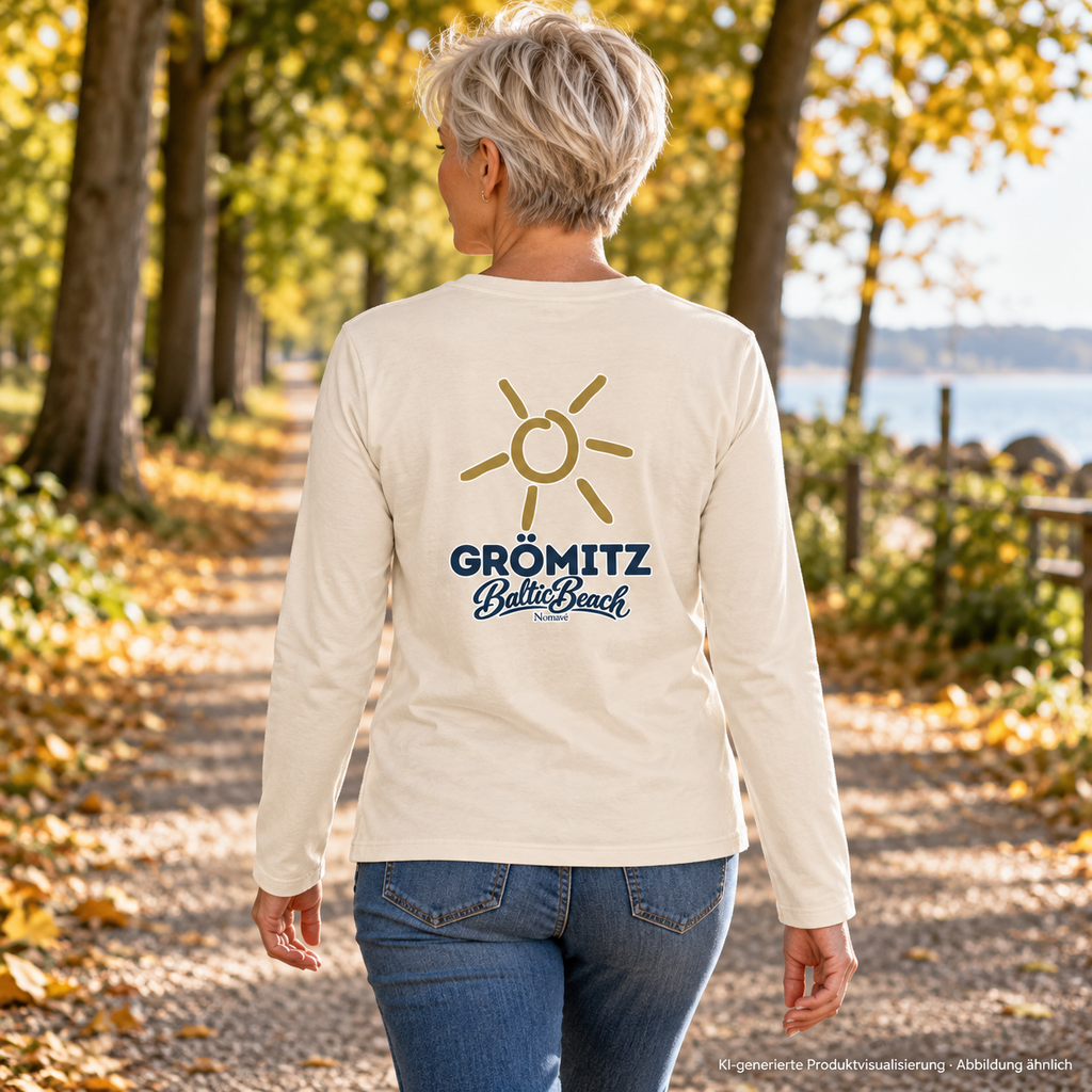 Grömitz Sonne Bio Unisex Longsleeve in Natural Raw mit Baltic-Beach-Rückendruck – Frau im herbstlichen Park, KI-Produktvisualisierung