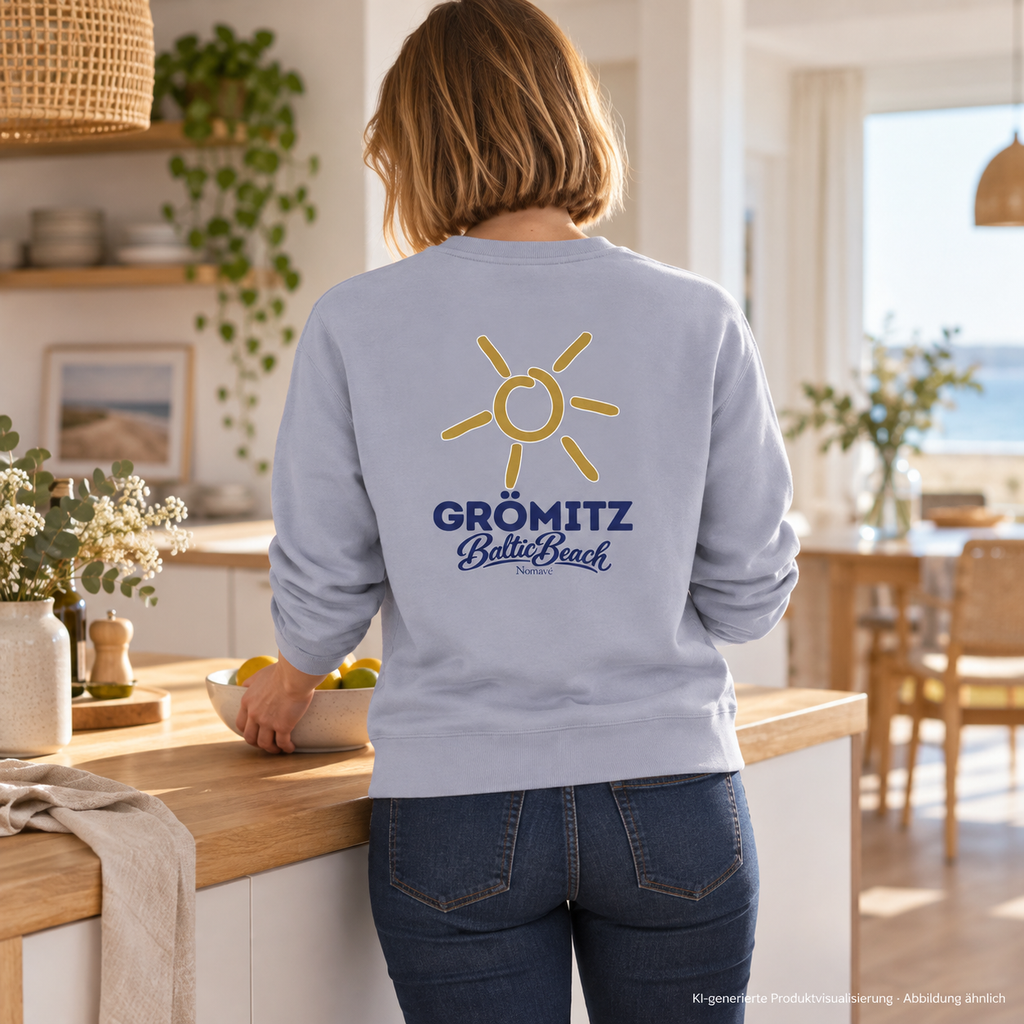 Grömitz Sonne Bio Unisex Sweatshirt Serene Blue mit Rückendruck – Frau in heller Wohnküche, KI-Produktvisualisierung