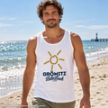 Grömitz Sonne Bio Tanktop in Weiß mit Baltic-Beach-Frontdruck – Mann am Ostseestrand, KI-Produktvisualisierung