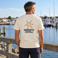 Grömitz Sonne Bio Unisex T-Shirt in Natural Raw mit Baltic-Beach-Rückendruck – Mann am Hafen, KI-Produktvisualisierung